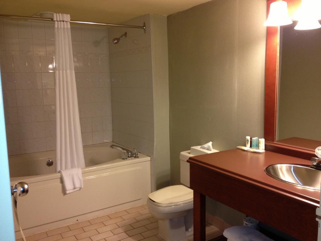 Quality Inn & Suites Bay Front Су-Сент-Мари Экстерьер фото